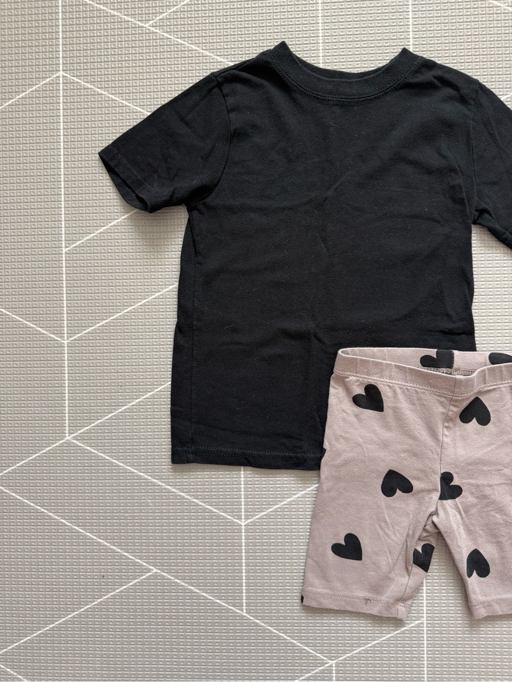 H&M|Baby girl/toddler set,Solid Black Tee + Taupe neutral heart biker shorts•3T